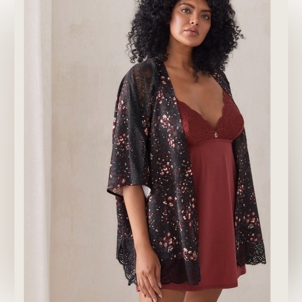 Ashley Graham Lingerie printed satin kimono with lace insert robe black